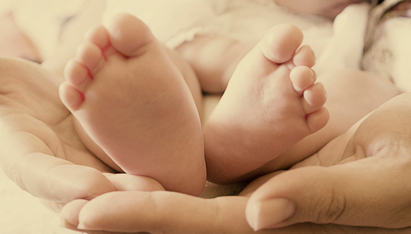 mother-cupping-babies-feet